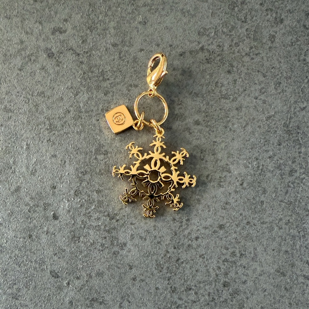 CHANEL Beauty Charm - Picture 4 of 5
